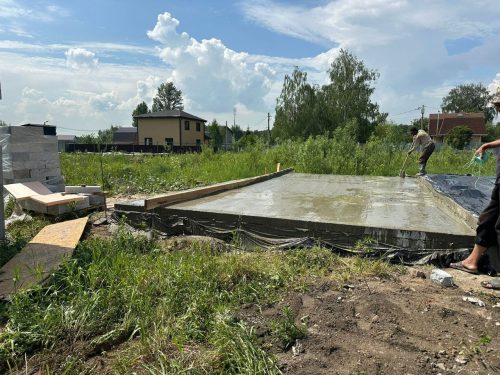 Заливка бетонной плиты пола в Саввино